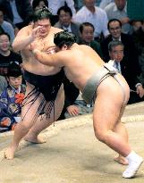 Ozeki Musoyama defeats Tochinonada